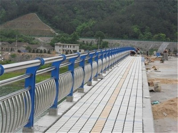 莆田不锈钢桥梁护栏的特性及其在现代建筑中的应用